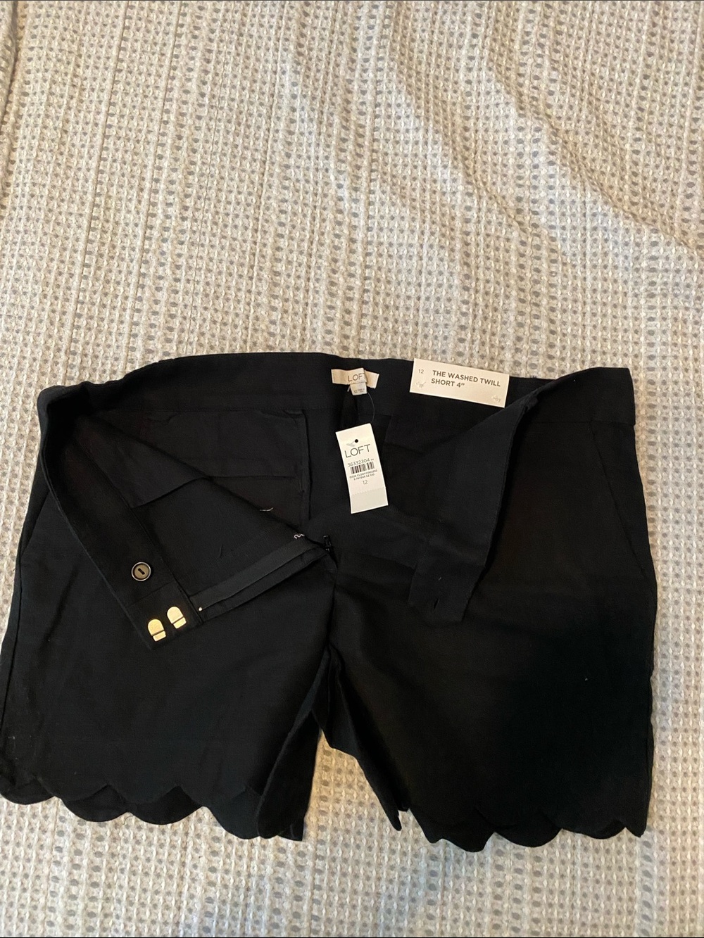 LOFT Black Scallop Hem Twill Shorts 5”
